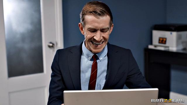 Босс соблазняет секретаршу на онлайн-встрече и жестко трахает под столом перед коллегами на удалёнке.