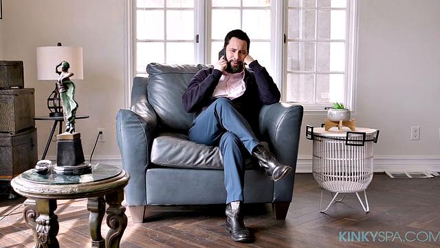 Paris White разгоняет скуку на работе горячим массажем для отчима, который не устоял перед её телом.