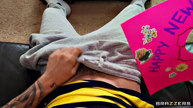 Подарок для мачехи: вместо открытки - член в дырке