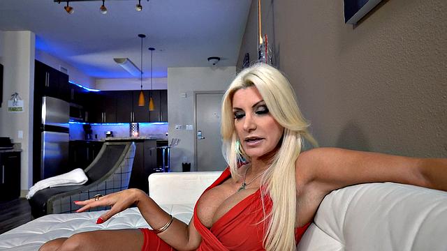 милф-мачеха трахается с пасынком за деньги