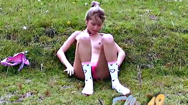 Masturbating teen Ellie goes solo