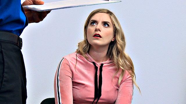 блондинка продавщица страстно трахается с начальником в подсобке