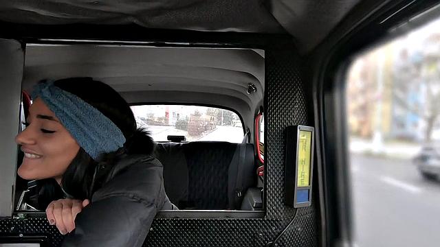 садись в тачку и смотри, как она принимает член в мокрую киску