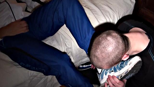 парень в кроссах сходит с ума по риммингу и жёсткому минету дома