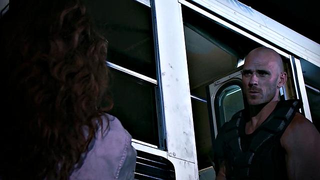 выжившая брюнетка с большими сиськами трахается после апокалипсиса