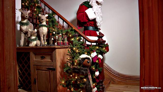 Santa Ricky Spews His Gift On The Table - Maskurbate