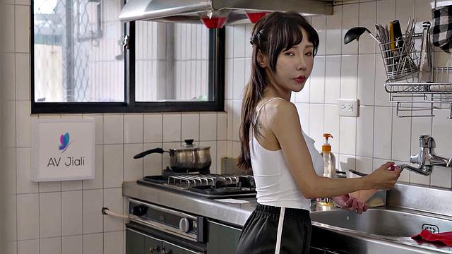 Xiaoqi is new and needs to practice her erotic massage