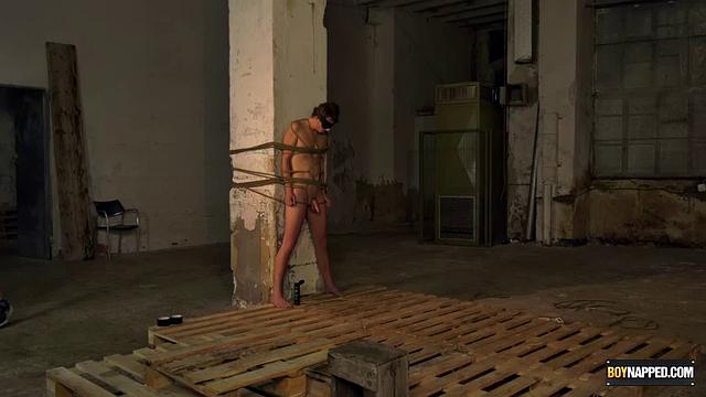 Безумные извращённые игры с членом для Каспера, часть 3 - Каспер Эллис, Лео Оушен и Себастьян Кейн