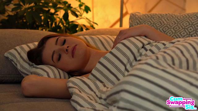 сводная сестра зовёт подругу-соревнование по глотанию спермы