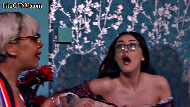 Взрослая красотка в купальнике устраивает страстный секс с опытным мужчиной cfnm формат, мокрая киска и мощный финиш на камеру.