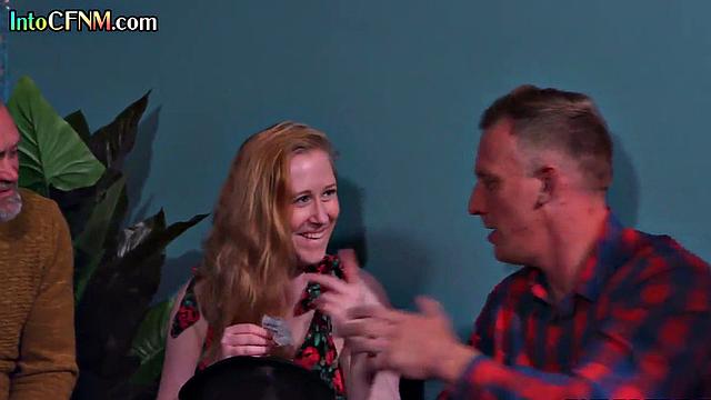 Взрослая красотка в купальнике устраивает страстный секс с опытным мужчиной cfnm формат, мокрая киска и мощный финиш на камеру.