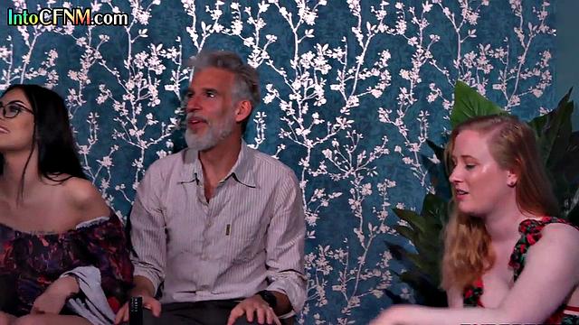 Взрослая красотка в купальнике устраивает страстный секс с опытным мужчиной cfnm формат, мокрая киска и мощный финиш на камеру.