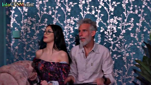 Взрослая красотка в купальнике устраивает страстный секс с опытным мужчиной cfnm формат, мокрая киска и мощный финиш на камеру.