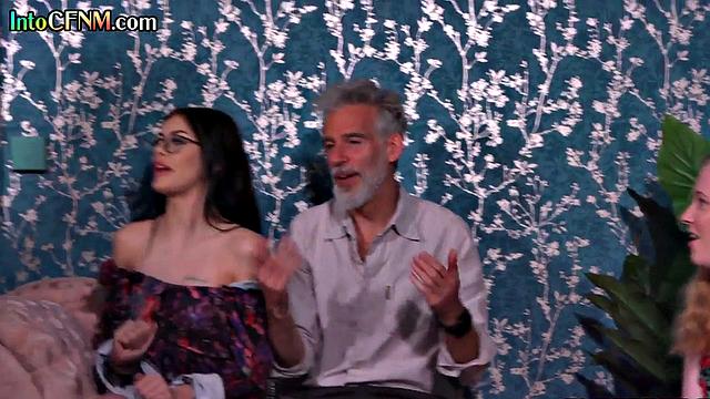 Взрослая красотка в купальнике устраивает страстный секс с опытным мужчиной cfnm формат, мокрая киска и мощный финиш на камеру.