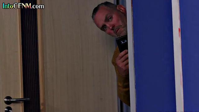 Взрослая красотка в купальнике устраивает страстный секс с опытным мужчиной cfnm формат, мокрая киска и мощный финиш на камеру.