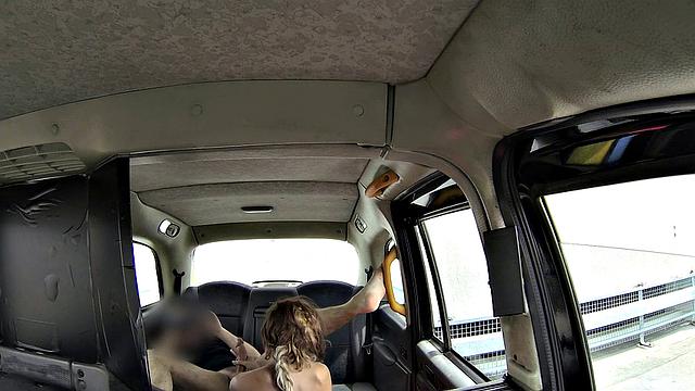 испанская красотка с большими сиськами трахается с англичанином в машине