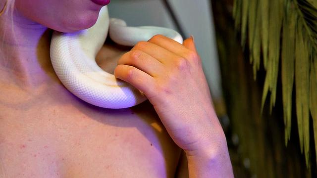 Wolf Wagners Dirty Jungle Party: The Seductive Snake Queen