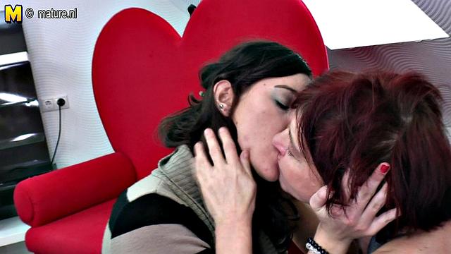 милфа на диване: alex283 и подружка устроили лизательное шоу