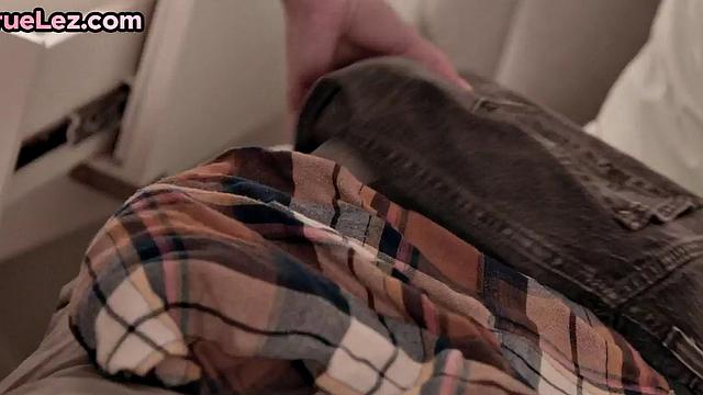 Lez enjoy making pussies squirt while fingering