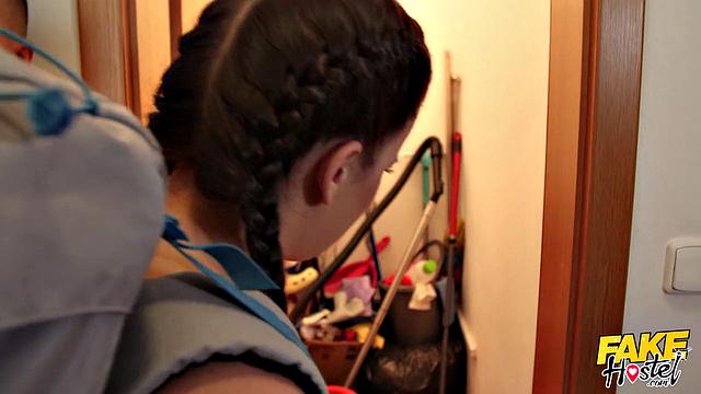 Брюнетка в майке заманила любовника и проглотила всё, пока муж на работе - вот так изменяют по-взрослому!