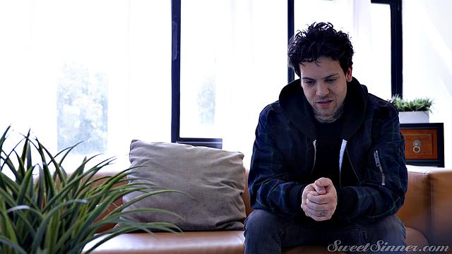 Взрослая психотерапевтка изменяет мужу с молодым пациентом прямо в офисе, пока боится за свой выигрыш в лотерею