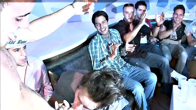 Толпа бросается на качка-стриптизера ради публичного минета