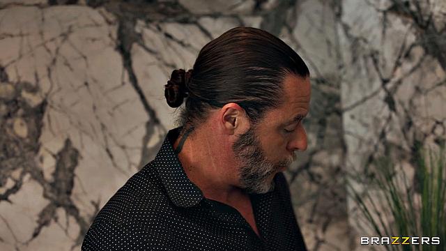 похотливая милфа трахается с поваром, пока муж на минутке