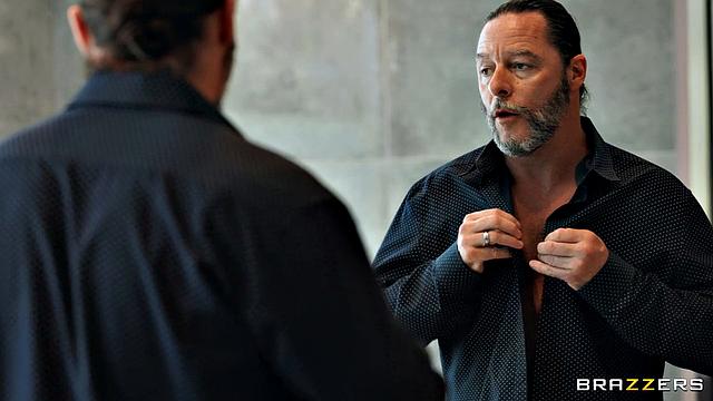 похотливая милфа трахается с поваром, пока муж на минутке