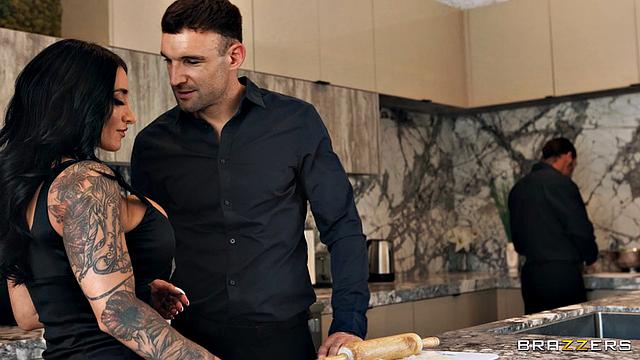 похотливая милфа трахается с поваром, пока муж на минутке