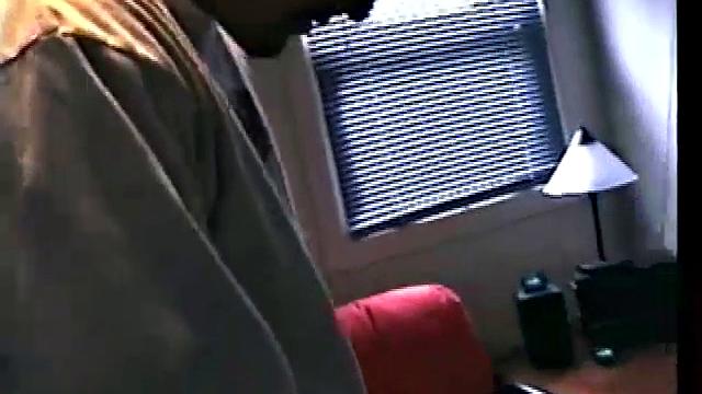 Гей-качок Зак дрочит на камеру, сперма летит вверх!