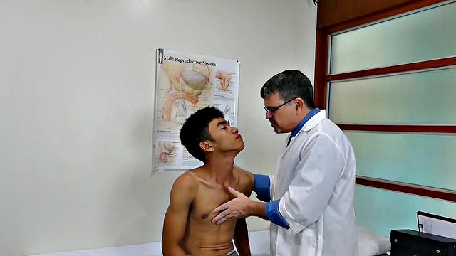 доктор-дед обрабатывает робина так, что халат и не нужен