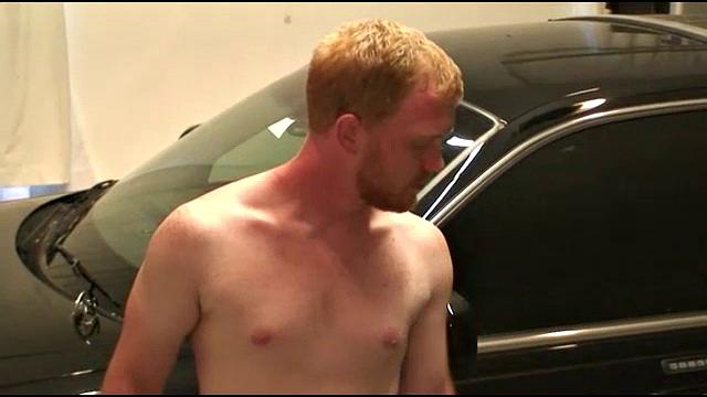 чарли дрочит рабочему парню и доводит до оргазма