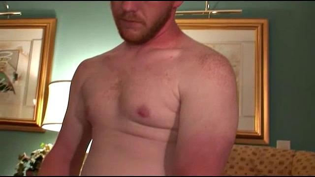 чарли дрочит рабочему парню и доводит до оргазма