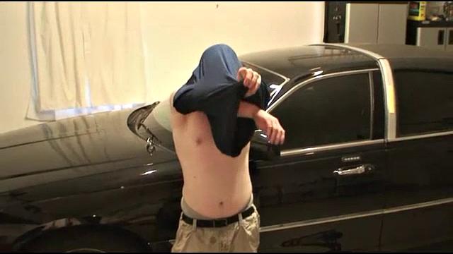 чарли дрочит рабочему парню и доводит до оргазма