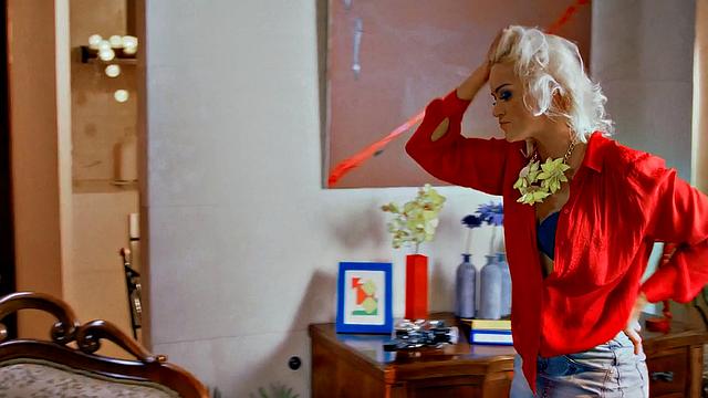 жаркая европейская блондинка скачет и высасывает сперму до капли