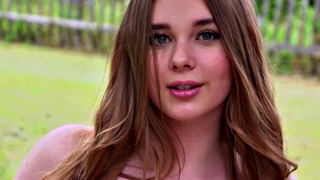 Люси Лайстнер демонстрирует натуральные сиськи на улице