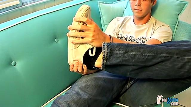 Милый Колби кончает на себя - Colby Bonds
