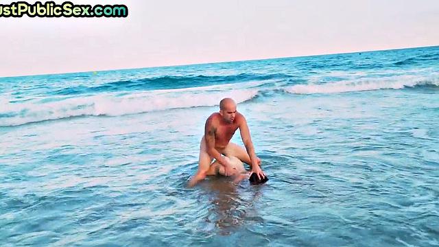 Шутливая тёлка делает вид что случайно, а парень жарит её раком на пляже