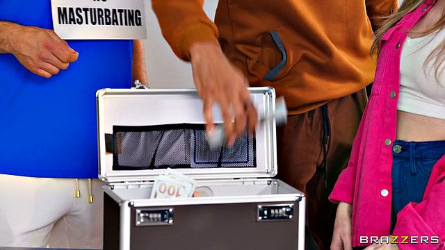 пышная мулатка проиграла спор и устроила жаркий тройничок с двумя парнями