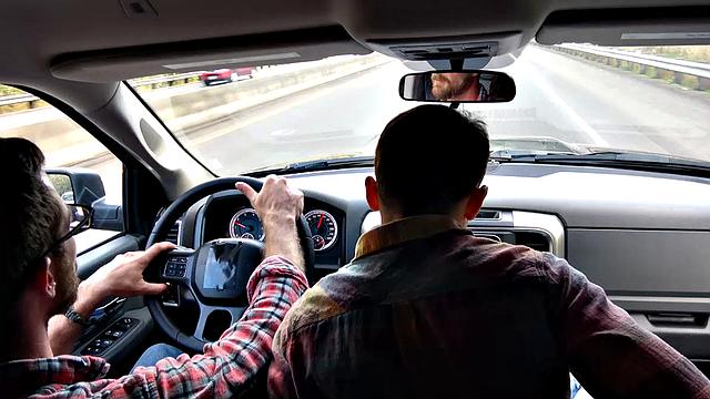 отчим трахает взрослого сына на природе