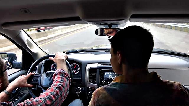 отчим трахает взрослого сына на природе