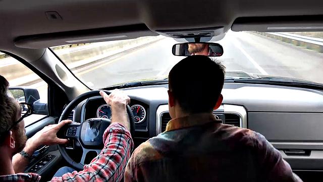 отчим трахает взрослого сына на природе