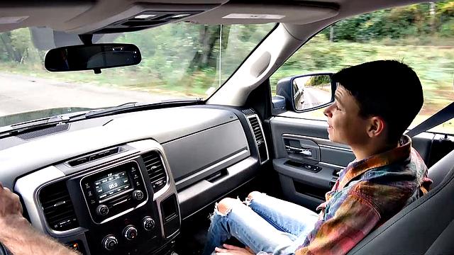 отчим трахает взрослого сына на природе