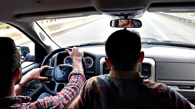 отчим трахает взрослого сына на природе