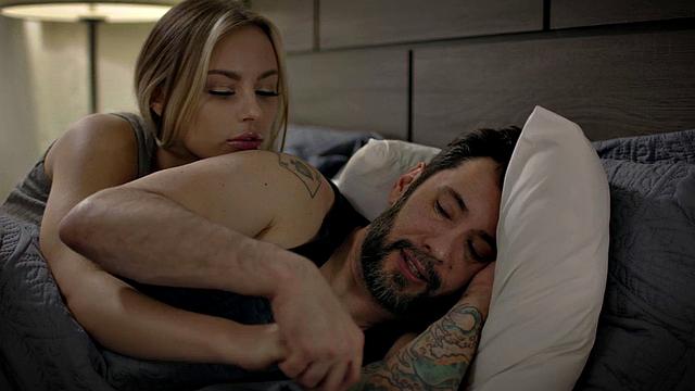 Похотливый отчим разносит зрелую падчерицу после глубокого римминга