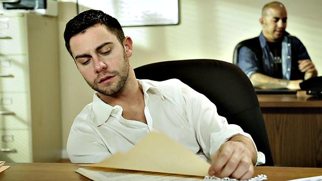 криминальная красотка с большими сиськами жадно сосёт, потом скачет как безумная