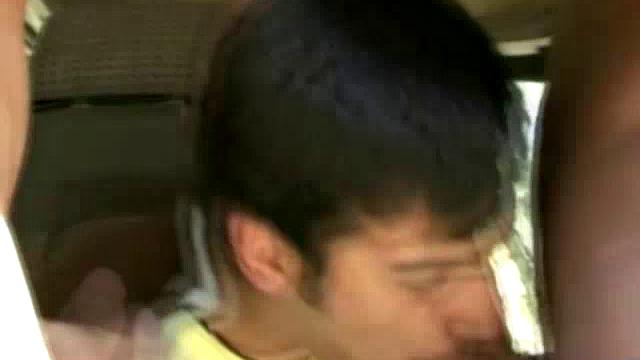 три чувака устроили минетный марафон в фургоне