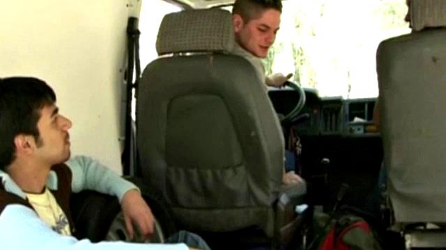 три чувака устроили минетный марафон в фургоне