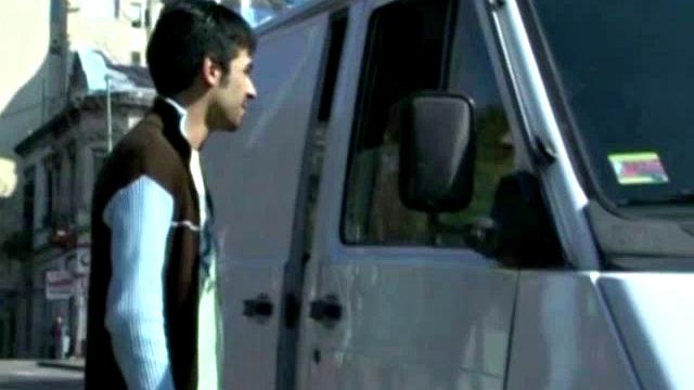 три чувака устроили минетный марафон в фургоне