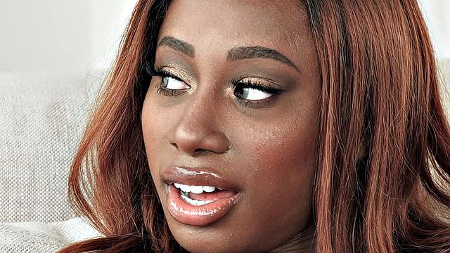 кинсли картер у бассейна - большие сиськи и охота на белый член